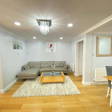 Three Bedrooms House In วินด์เซอร์ ภายนอก รูปภาพ