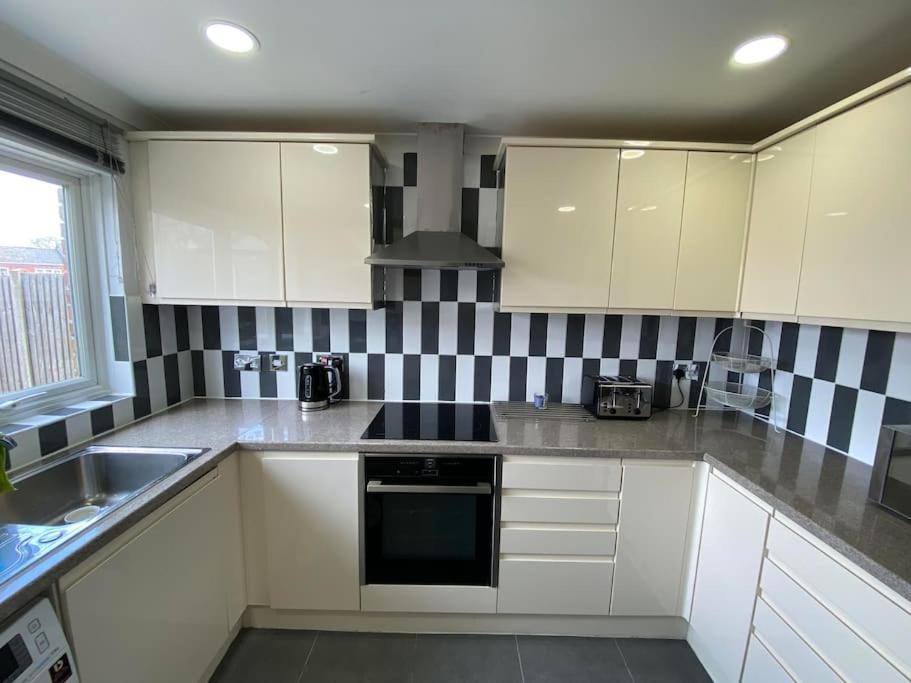 Three Bedrooms House In วินด์เซอร์ ภายนอก รูปภาพ