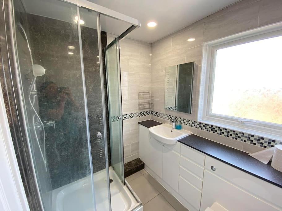 Three Bedrooms House In วินด์เซอร์ ภายนอก รูปภาพ