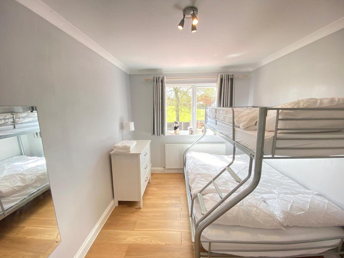 Three Bedrooms House In วินด์เซอร์ ภายนอก รูปภาพ