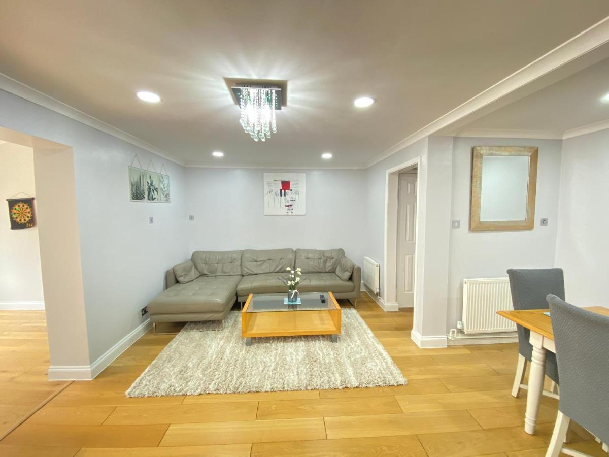 Three Bedrooms House In วินด์เซอร์ ภายนอก รูปภาพ