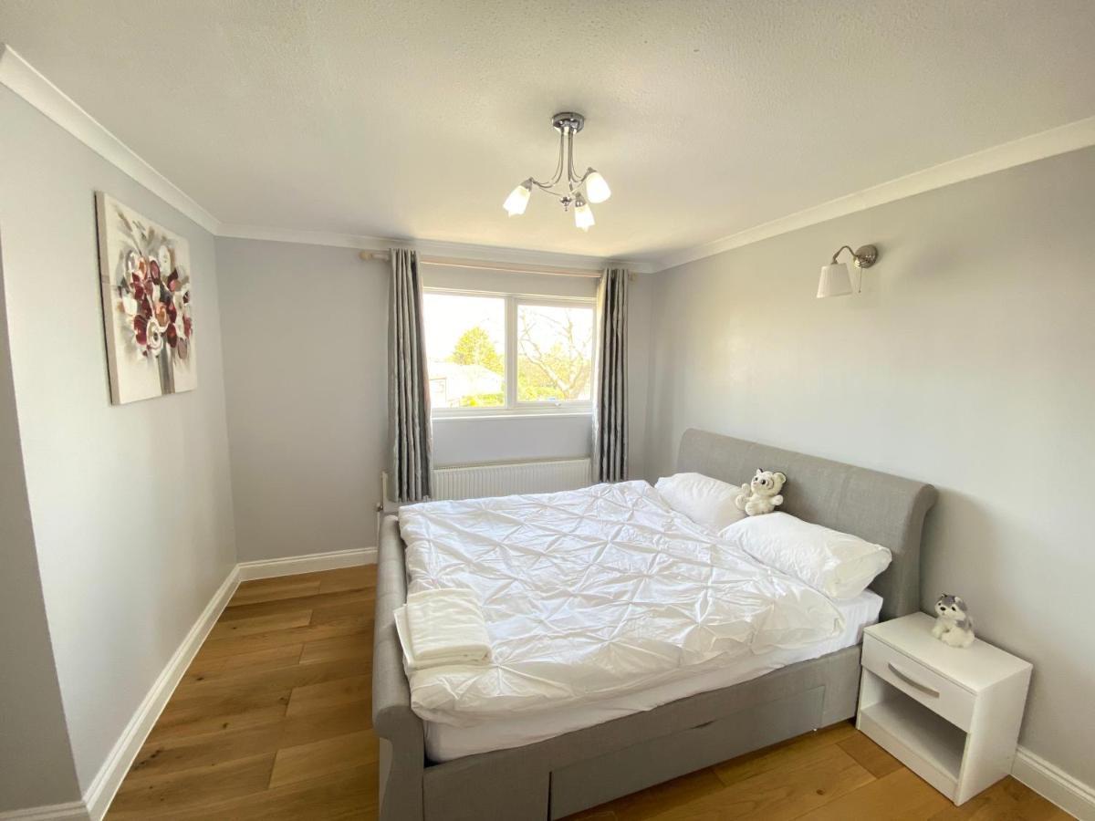 Three Bedrooms House In วินด์เซอร์ ภายนอก รูปภาพ