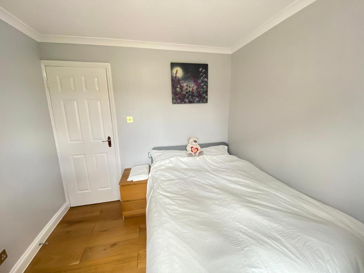 Three Bedrooms House In วินด์เซอร์ ภายนอก รูปภาพ