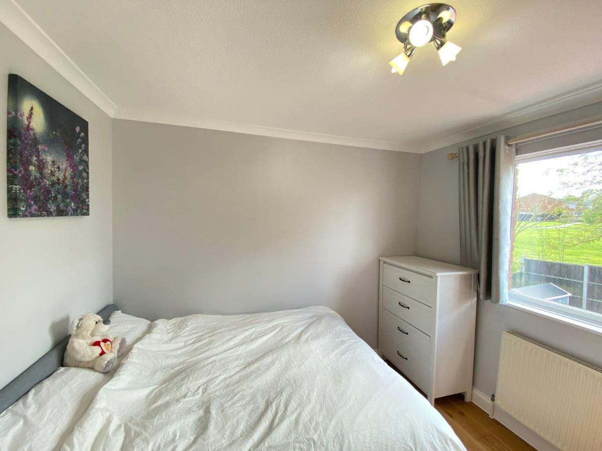 Three Bedrooms House In วินด์เซอร์ ภายนอก รูปภาพ